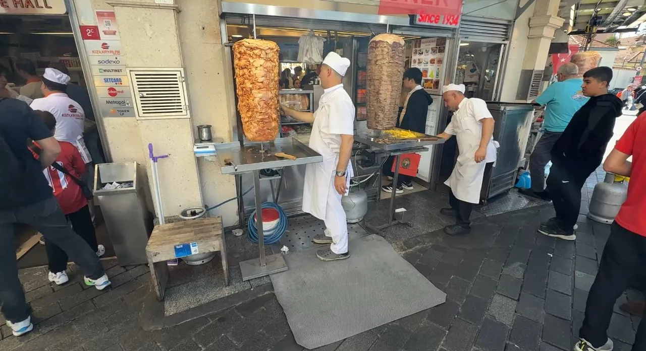 Doğal gaz kesildi, esnaf eski usule döndü! Taksim’de ilginç görüntüler