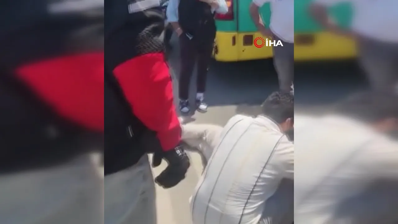Fatih'te feci kaza! İETT otobüsüne çarpan skuter sürücüsü 10 metre sürüklendi!