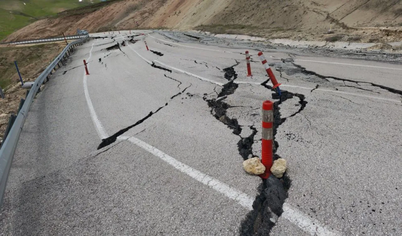 Heyelan yolu vurdu! Vatandaşlar ölüm tehlikesine rağmen geçiyor
