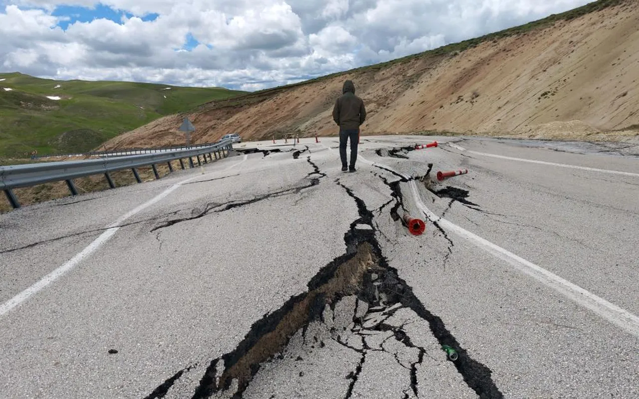 Heyelan yolu vurdu! Vatandaşlar ölüm tehlikesine rağmen geçiyor