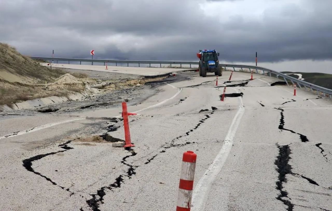 Heyelan yolu vurdu! Vatandaşlar ölüm tehlikesine rağmen geçiyor