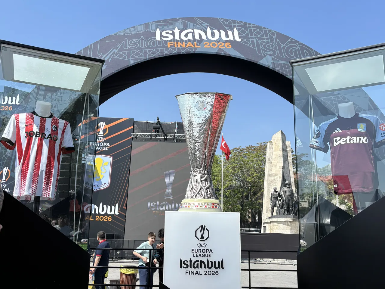 İlhan Mansız, UEFA Avrupa Ligi kupasını Beşiktaş Meydanı'na getirdi