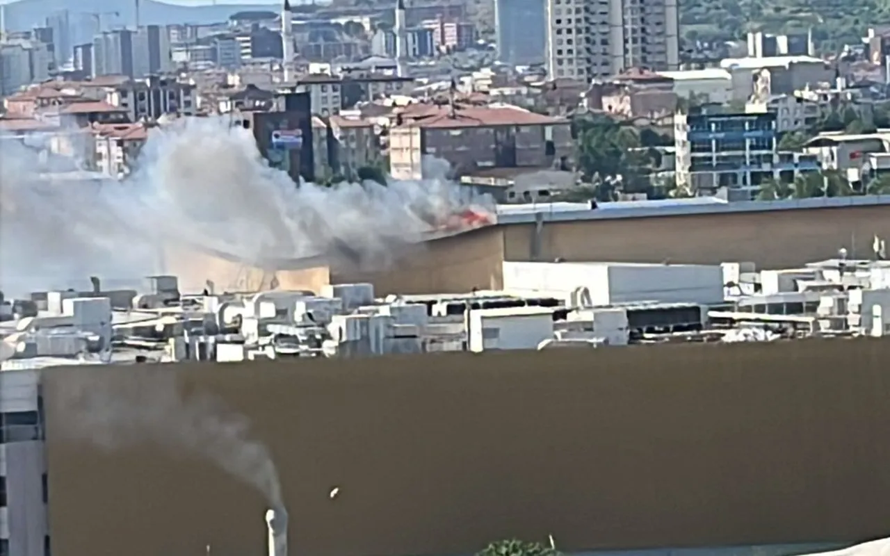 Pendik Neomarin AVM’de yangın: Vatandaşlar tahliye edildi