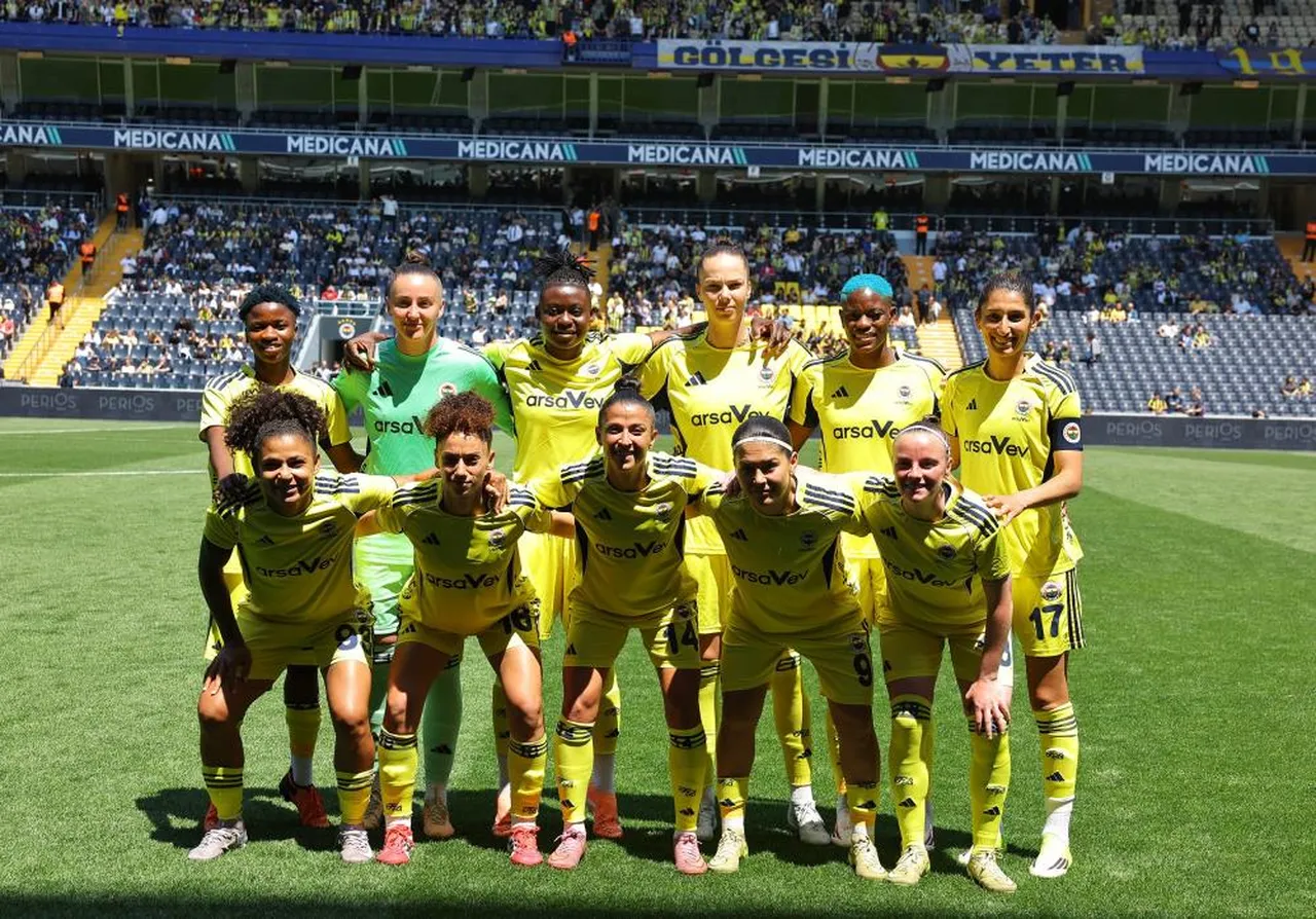 Kadın Futbol Süper Ligi'nde şampiyon olan Fenerbahçe, sahasında Ünye'yi 8-0 yendi.