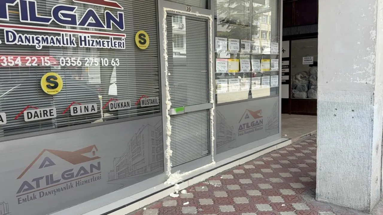 Taşkın riskine karşı ilçe teyakkuza geçti, esnaf kepenk kapattı