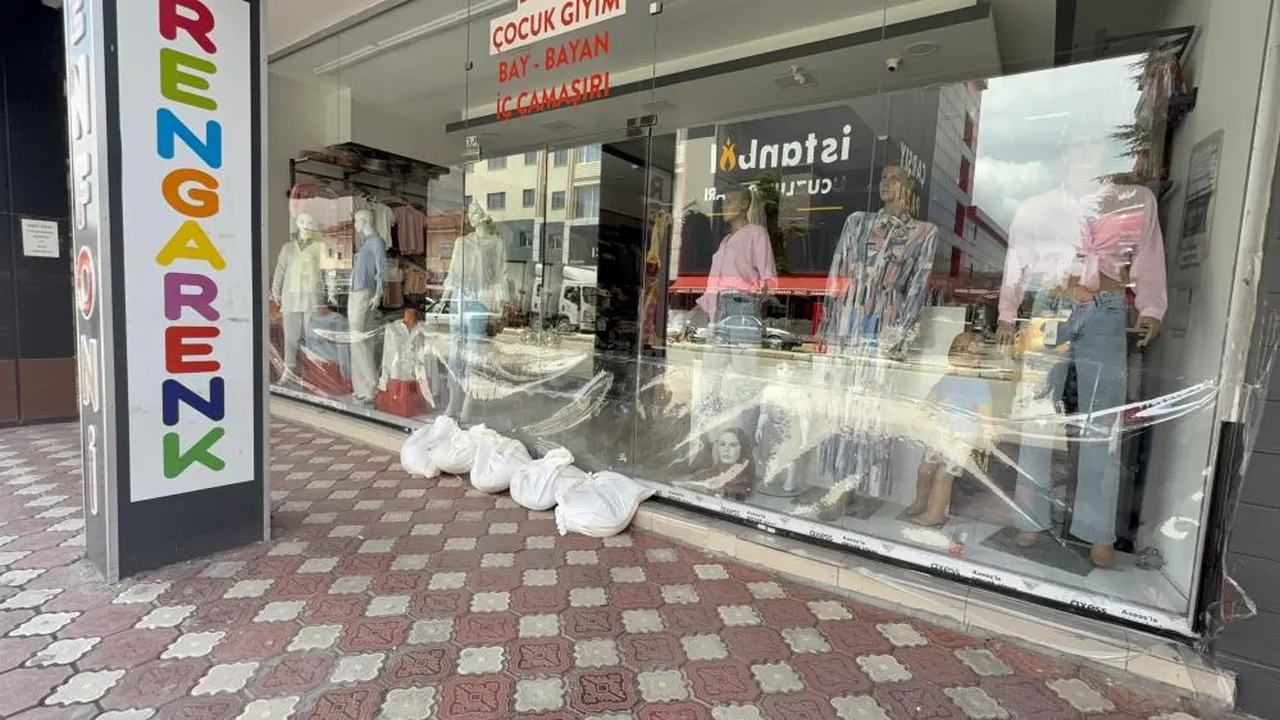 Taşkın riskine karşı ilçe teyakkuza geçti, esnaf kepenk kapattı