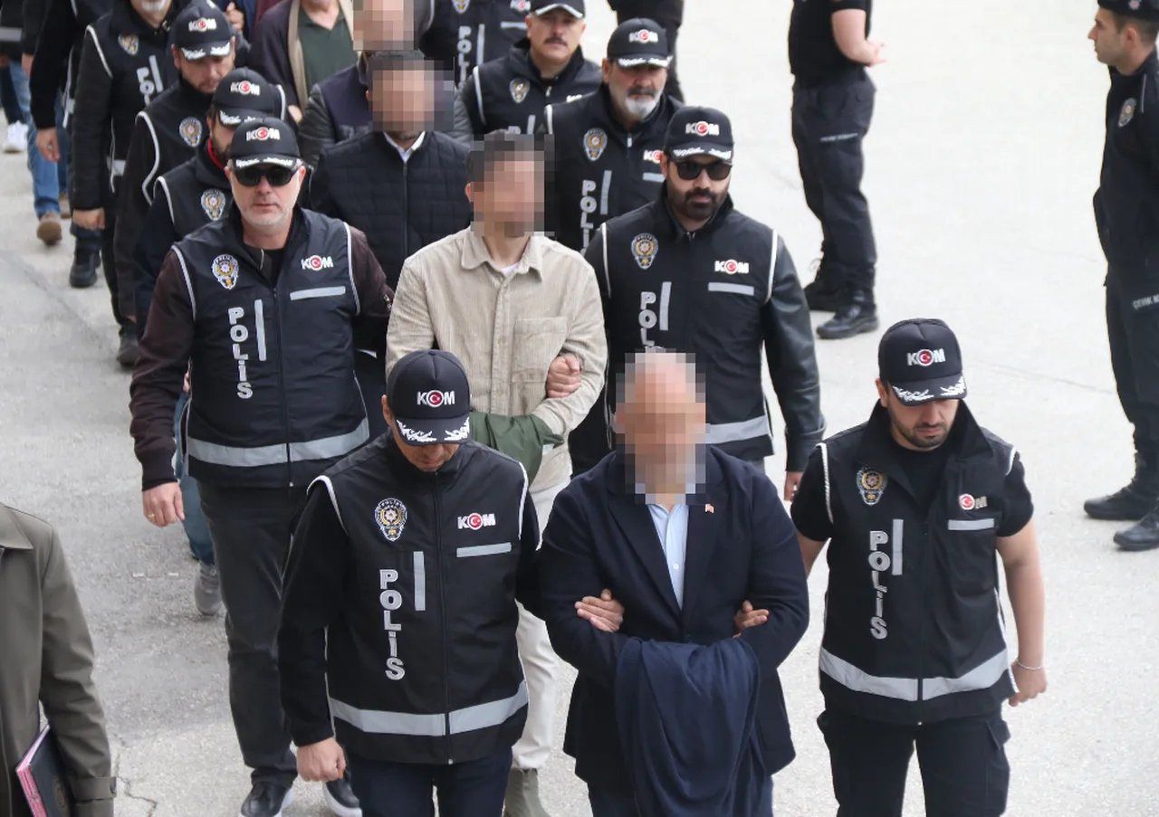Tepebaşı Belediyesi soruşturmasında 15 kişi tutuklan...