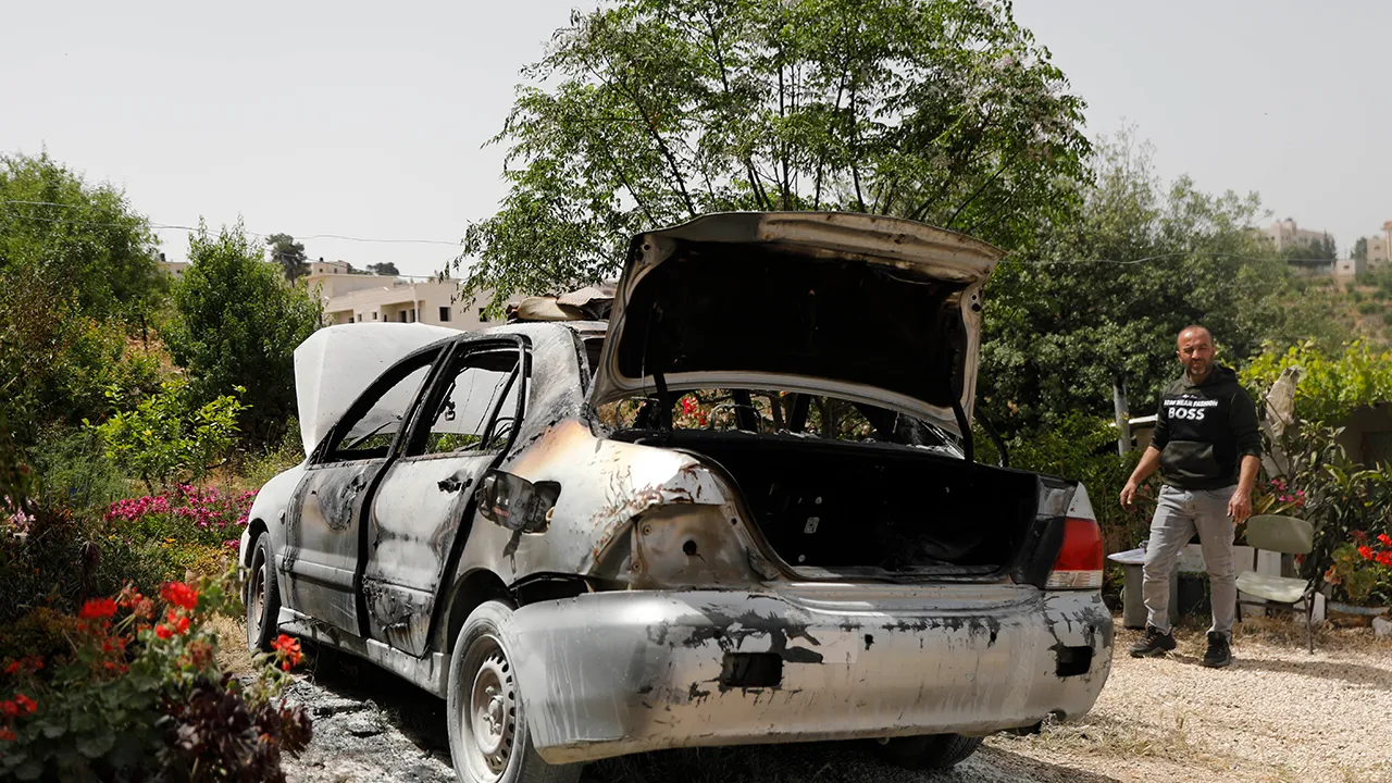 Filistin topraklarını gasbeden İsrailliler, işgal altındaki Batı Şeria'nın güneyinde El Halil kentinin Surif beldesindeki Filistinliye ait bir araç ile traktörü ateşe verdi.