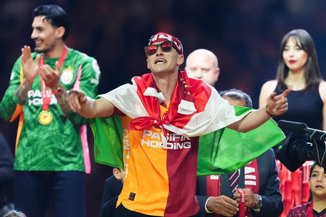 Süper Lig'de 2025-2026 sezonunu şampiyon tamamlayan Galatasaray'da oyuncular ve teknik heyet, RAMS Park'ta düzenlenen törenle şampiyonluk coşkusu yaşadı.