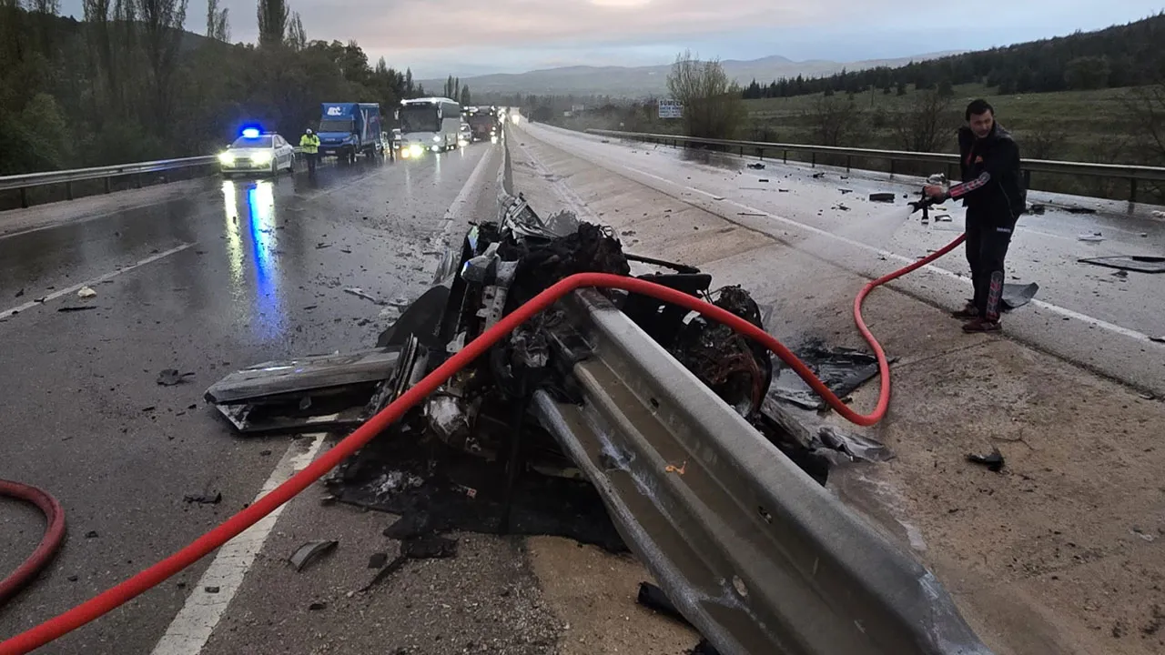 Afyonkarahisar'da feci kaza! Bariyerlere çarpan araç yandı, ölü ve yaralı var