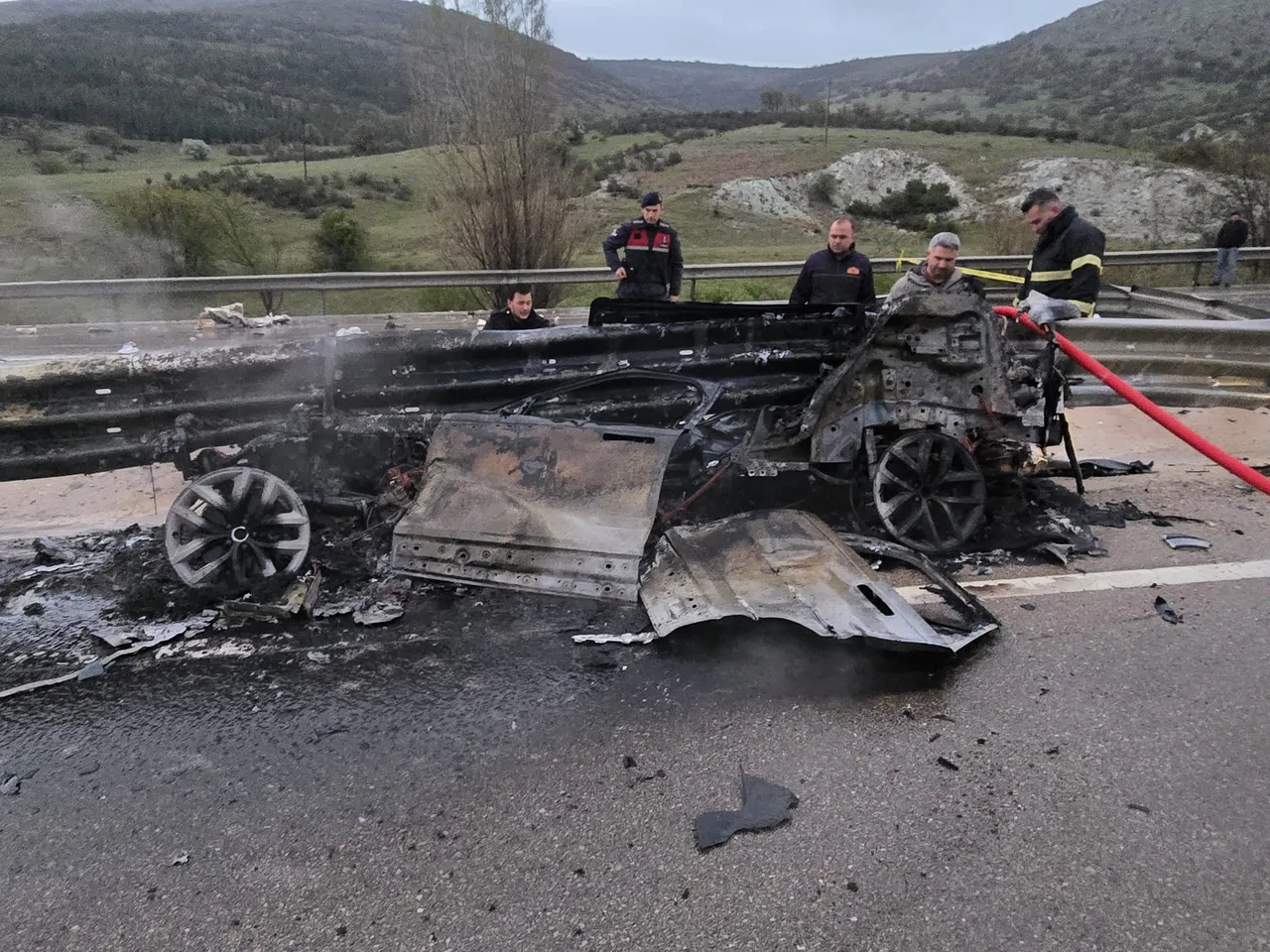 Afyonkarahisar'da feci kaza! Bariyerlere çarpan araç yandı, ölü ve yaralı var