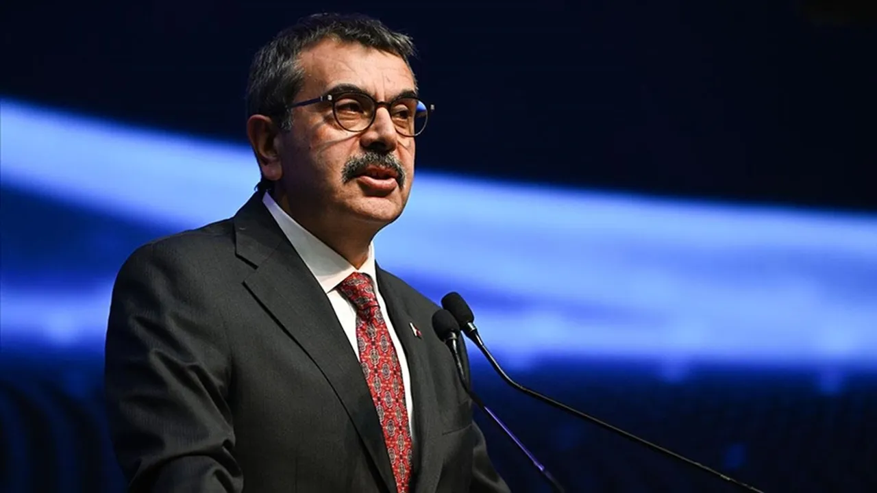 Ara tatil kaldırılacak mı? Yaz tatili uzayacak mı? Bakan Tekinden tatil açıklamasıh