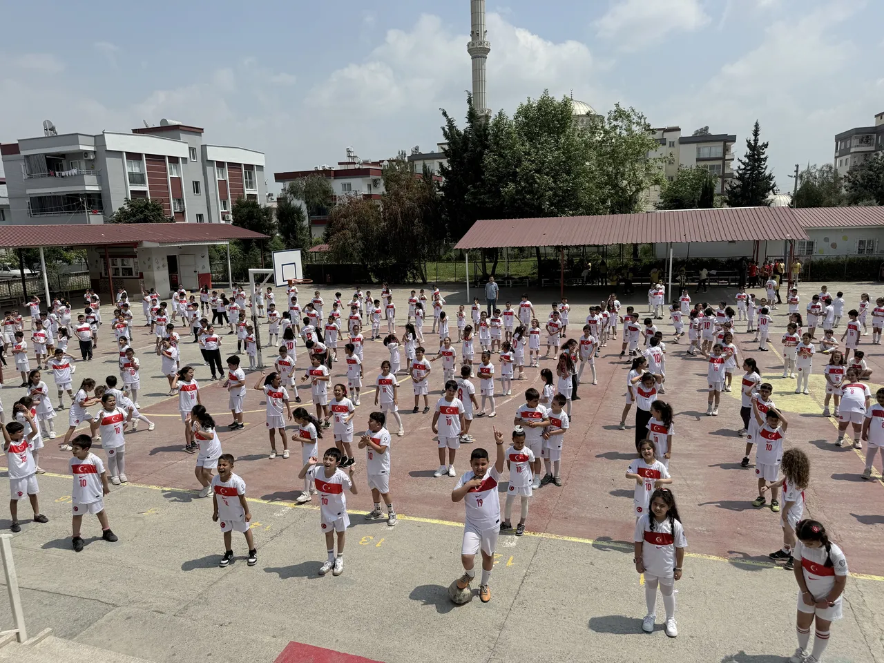 Tarsus'ta bulunan Pakize Bayraktar İlkokulu öğrencileri