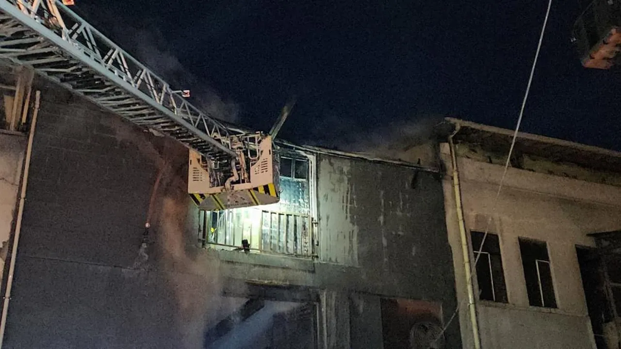 Bayrampaşa’da 5 katlı iş yerinde yangın!
