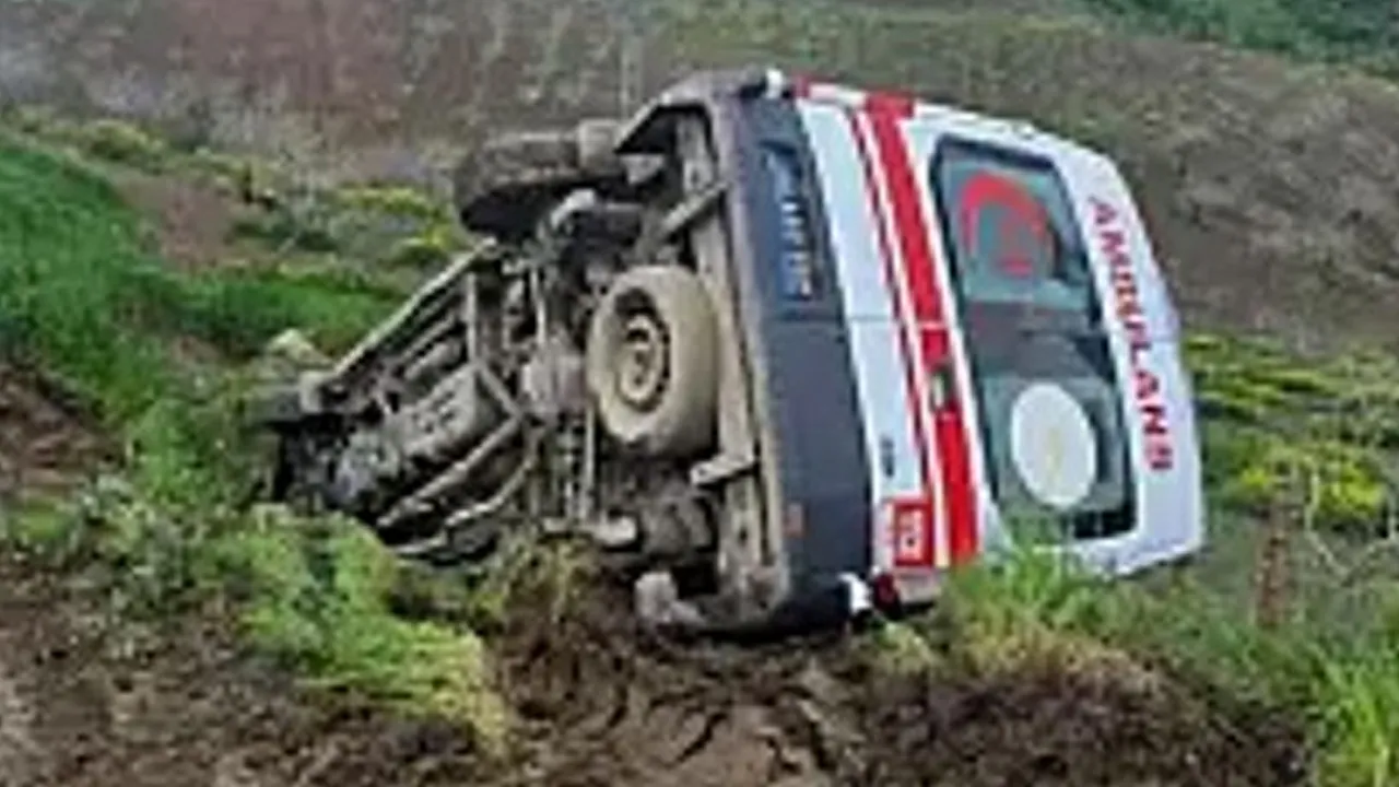Hasta almaya giden ambulans şarampole devrildi! 3 sağlık personeli yaralandı