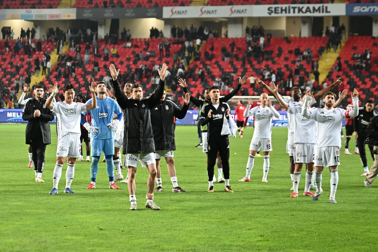 Beşiktaş oyuncuları, Gaziantep Büyükşehir Stadı’nda aldıkları galibiyet sonrası taraftarı selamladı.
