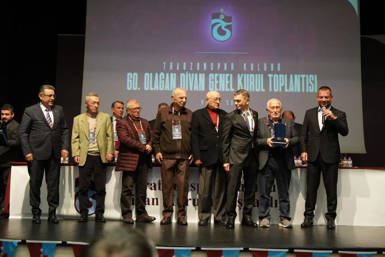 Trabzonspor Divan Kurulu’nda 30, 35 ve 45'inci yılını dolduran ve divan üyeliğine hak kazanan üyelere plaket ve belgeleri takdim edildi.