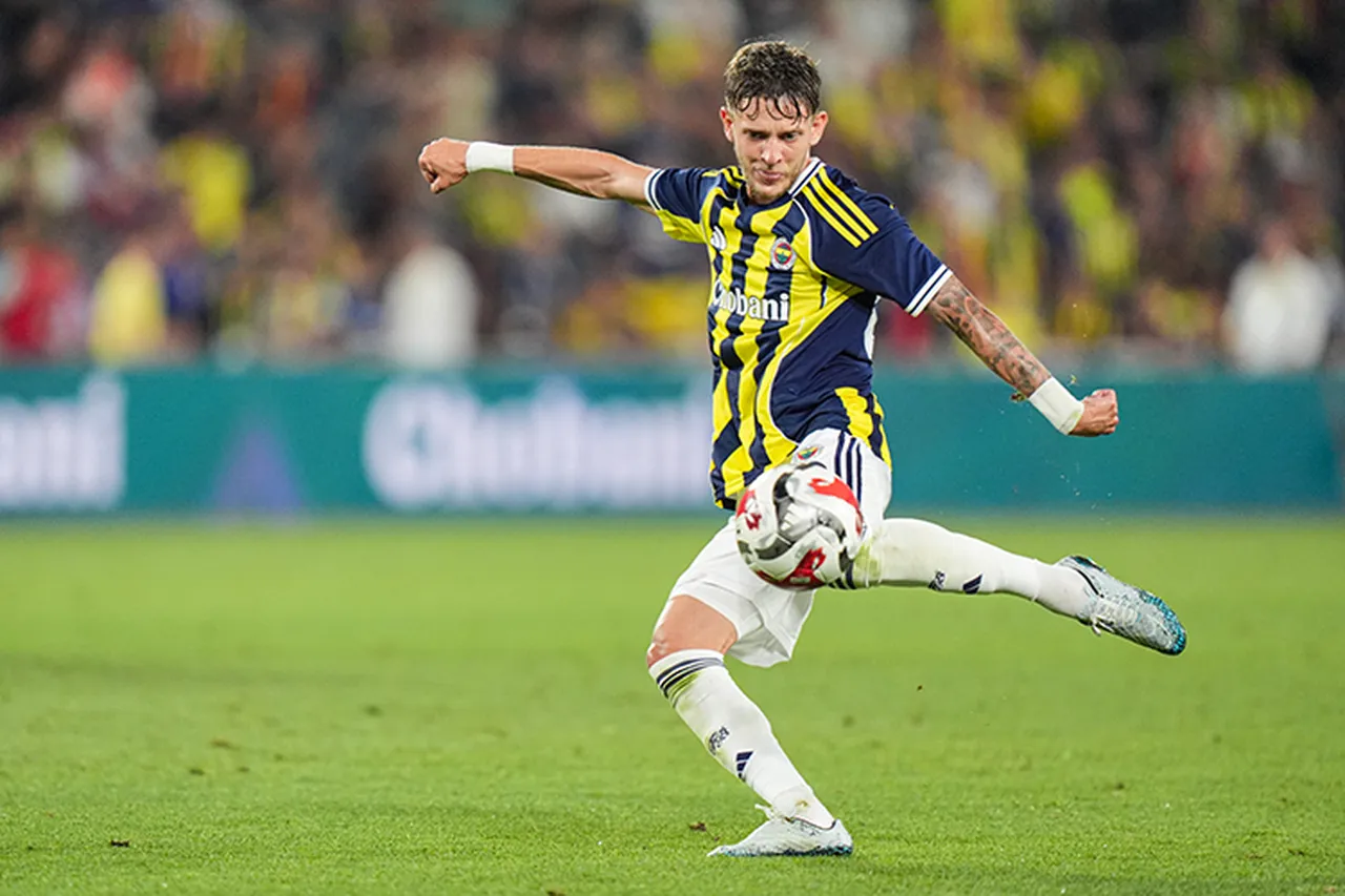 Sebastian Szymanski, Fransa'da Rennes forması giyiyor.