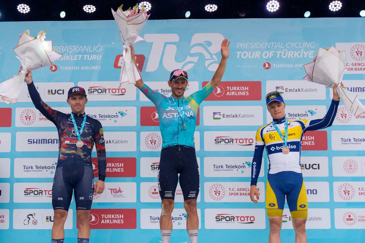 TUR 2026 7'nci etabını Davide Ballerini kazandı. Sprint finişine sahne olan parkurda ATT Investments takımından Marceli Boguslawski ikinciliği (solda), Team Flanders-Baloise ekibinden Tom Crabbe (sağda) ise üçüncülüğü elde etti.