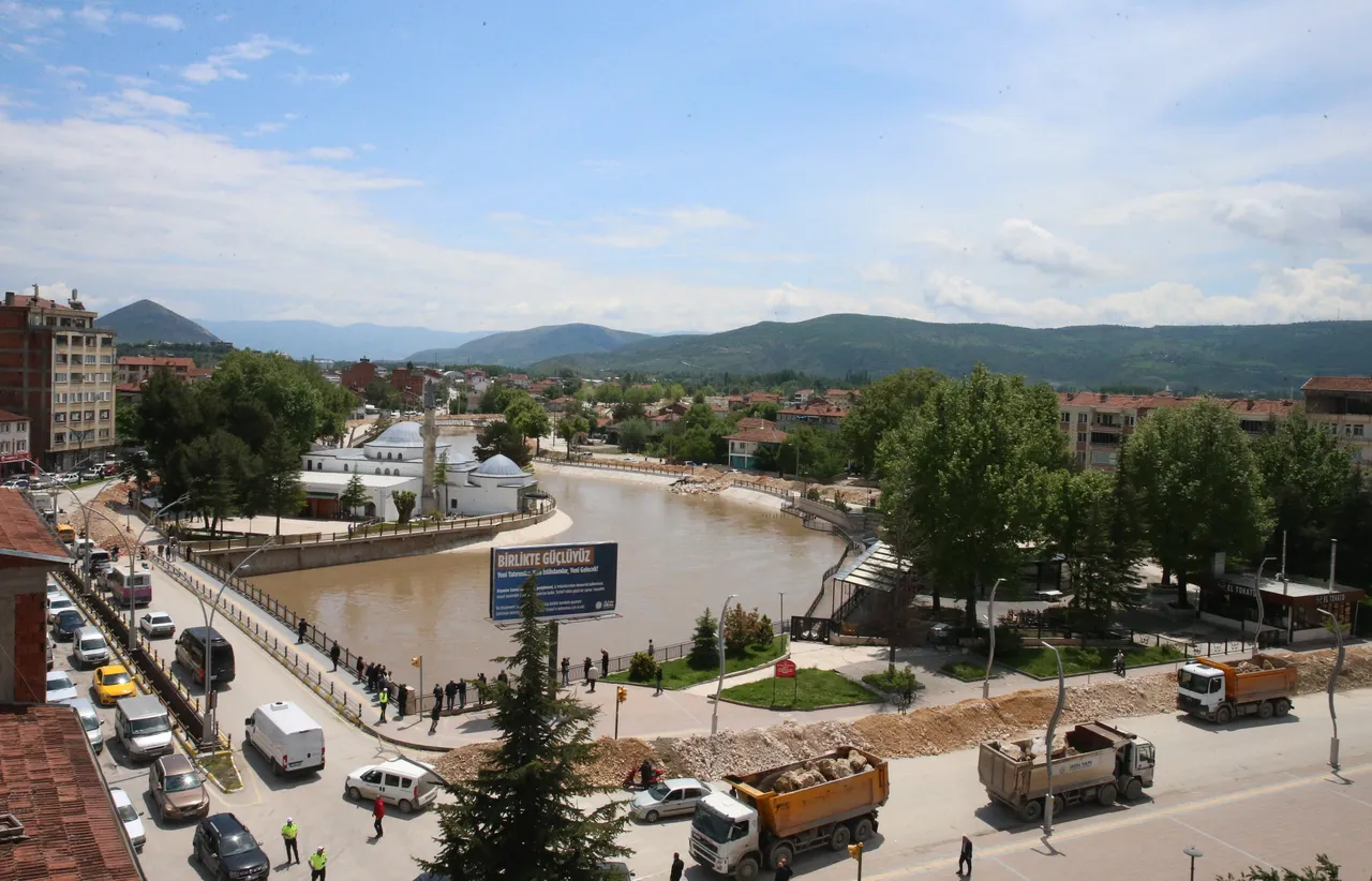 Almus barajı taştı mı, Tokat'ta okullar tatil mi? Tokat Valiliğinden açıklama!
