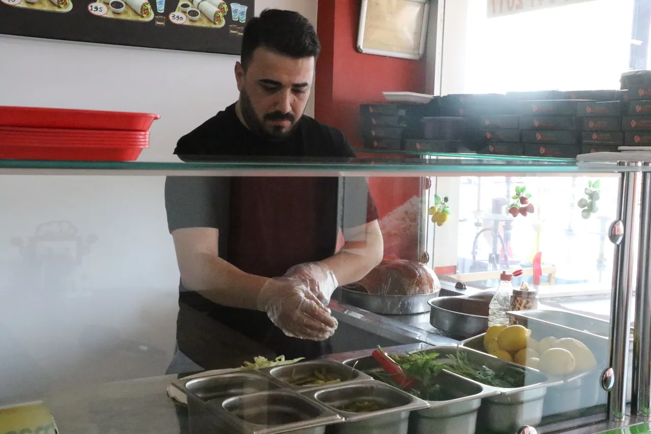 Antalyalı esnaf işler ters gidince cama yazı astı! Gören dönüp fotoğrafını çekiyor