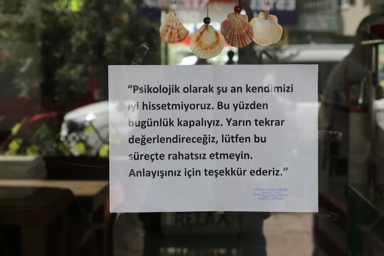 Antalyalı esnaf işler ters gidince cama yazı astı! Gören dönüp fotoğrafını çekiyor