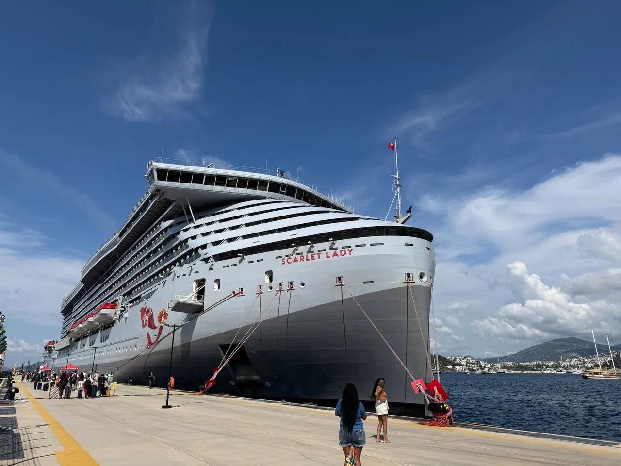 Dev kruvaziyer gemileri Bodrum'da! Yüzlerce turist getirdi