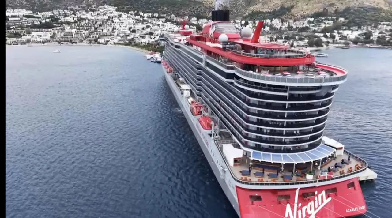 Dev kruvaziyer gemileri Bodrum'da! Yüzlerce turist getirdi