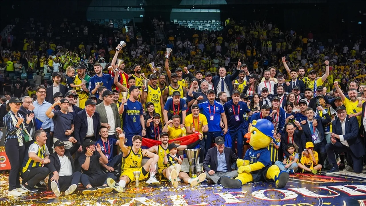 Fenerbahçe Beko Basketbol Takımı, THY Avrupa Ligi'nde 2024-2025 sezonunu şampiyonlukla tamamlayarak, Avrupa'nın en büyük kupasını defa kez müzesine götürdü.