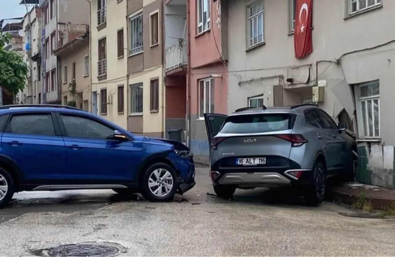 İnegöl'de kontrolsüz kavşak kazası! Otomobille çarpışan cip eve girdi