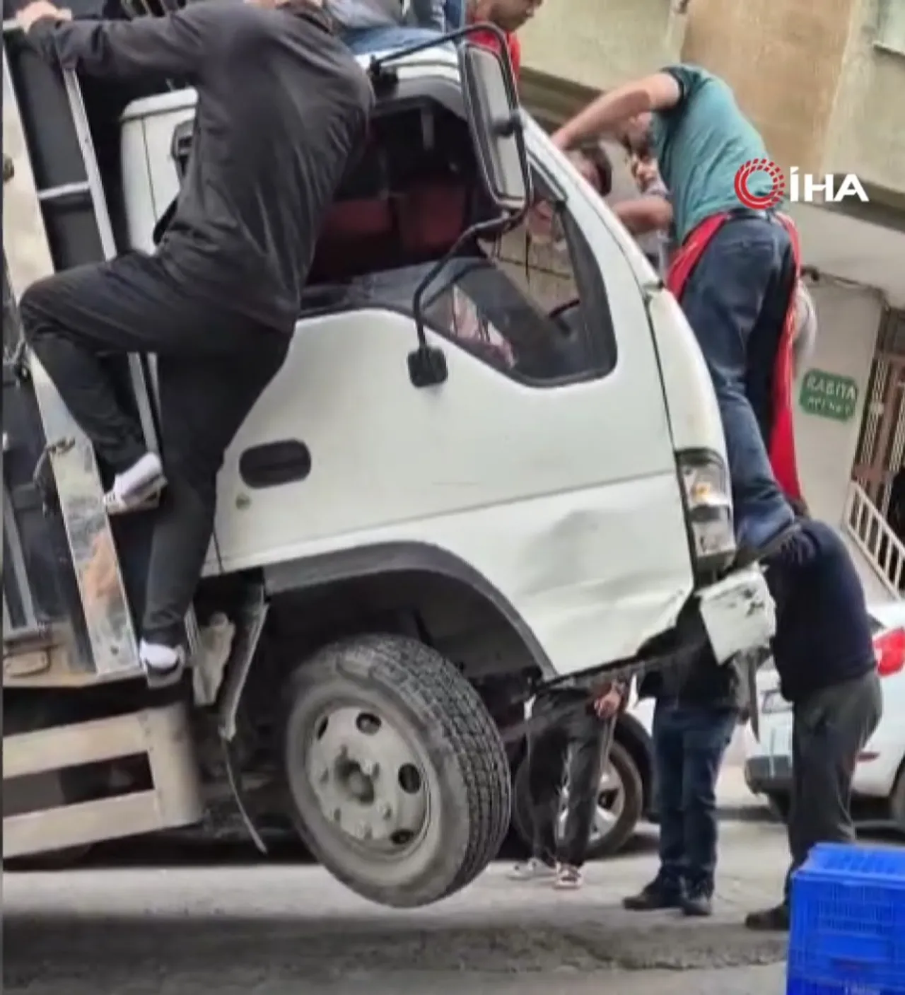 İstanbulda sıra dışı görüntüler! Kamyonet havada asılı kaldı, düzelsin diye üzerinde zıpladılar