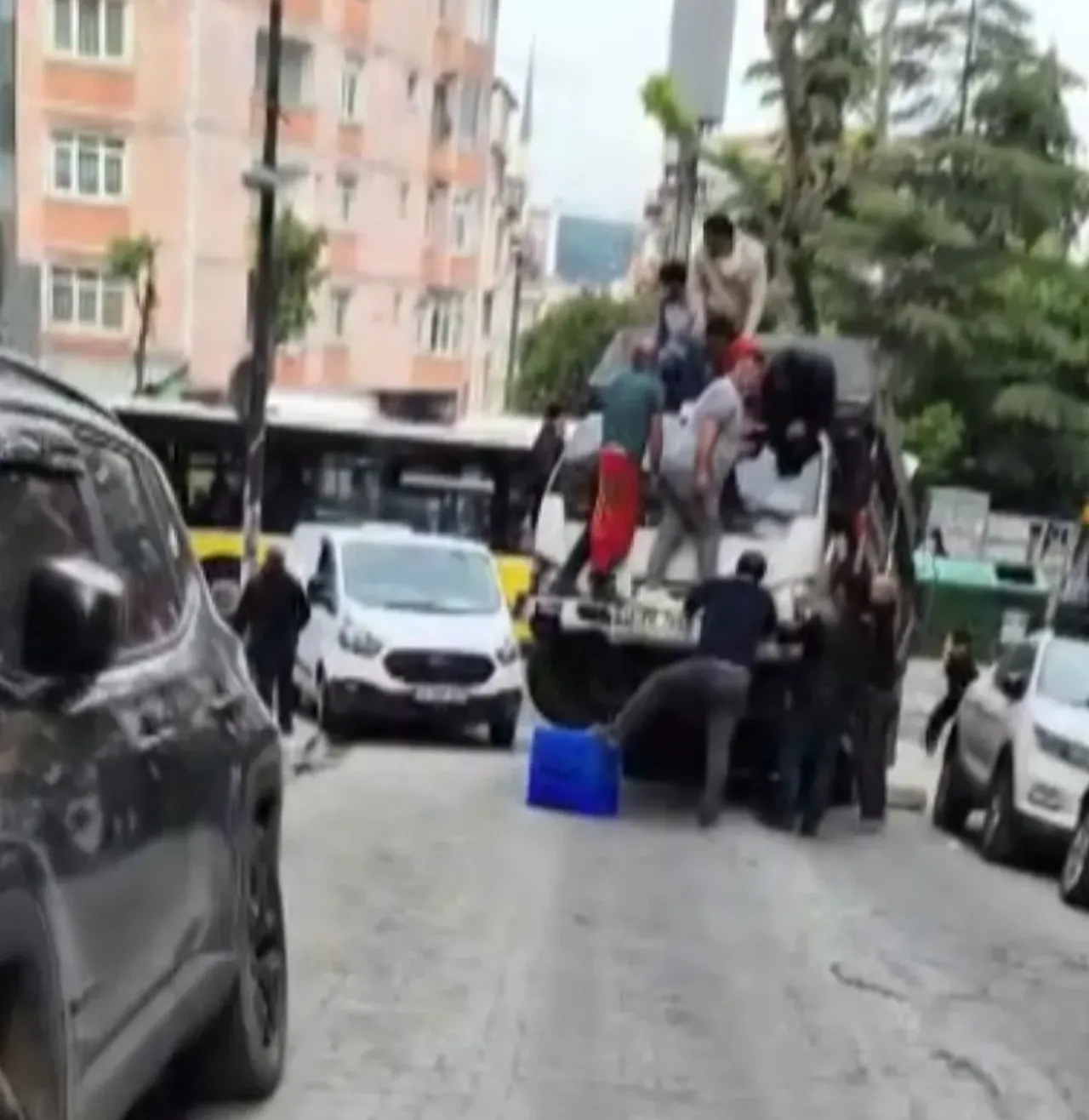 İstanbulda sıra dışı görüntüler! Kamyonet havada asılı kaldı, düzelsin diye üzerinde zıpladılar