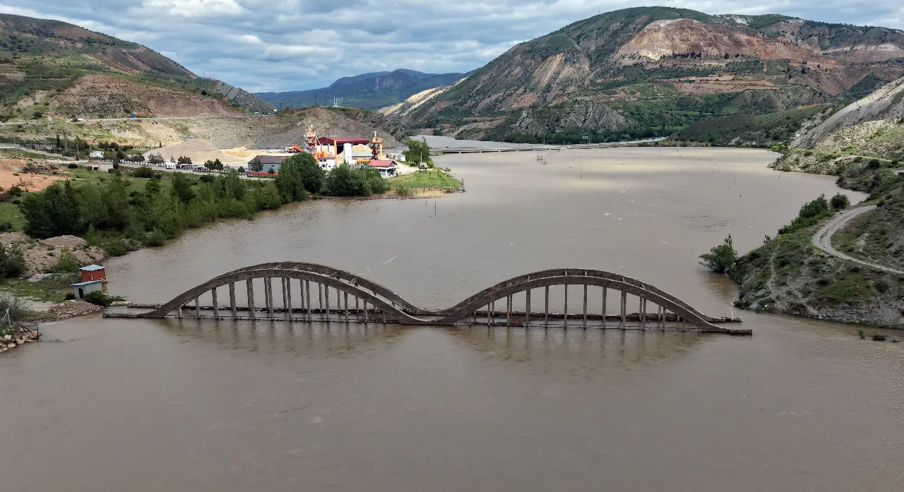 Kelkit nehri taştı, 93 yıllık köprü sulara gömüldü