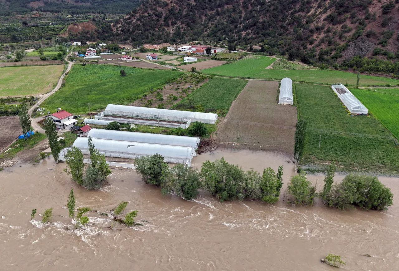 Kelkit nehri taştı, 93 yıllık köprü sulara gömüldü