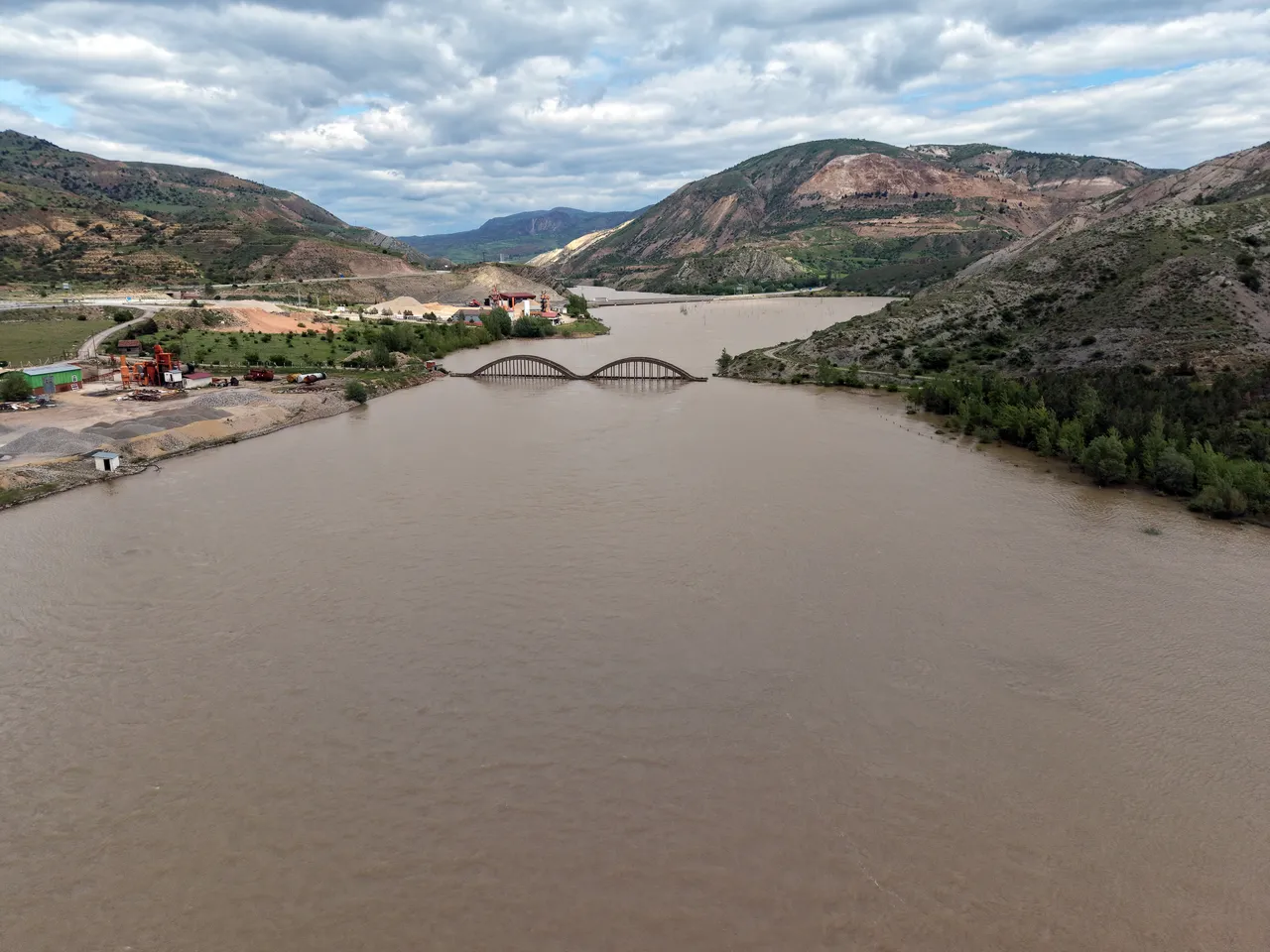 Kelkit nehri taştı, 93 yıllık köprü sulara gömüldü