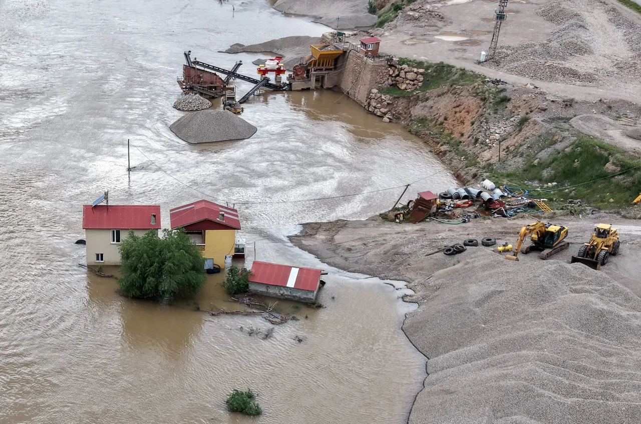 Kelkit nehri taştı, 93 yıllık köprü sulara gömüldü