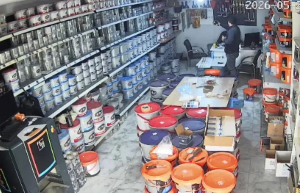 Malatyada korkutan deprem kamerada! Kimi kaçtı, kimi çalışmaya devam etti