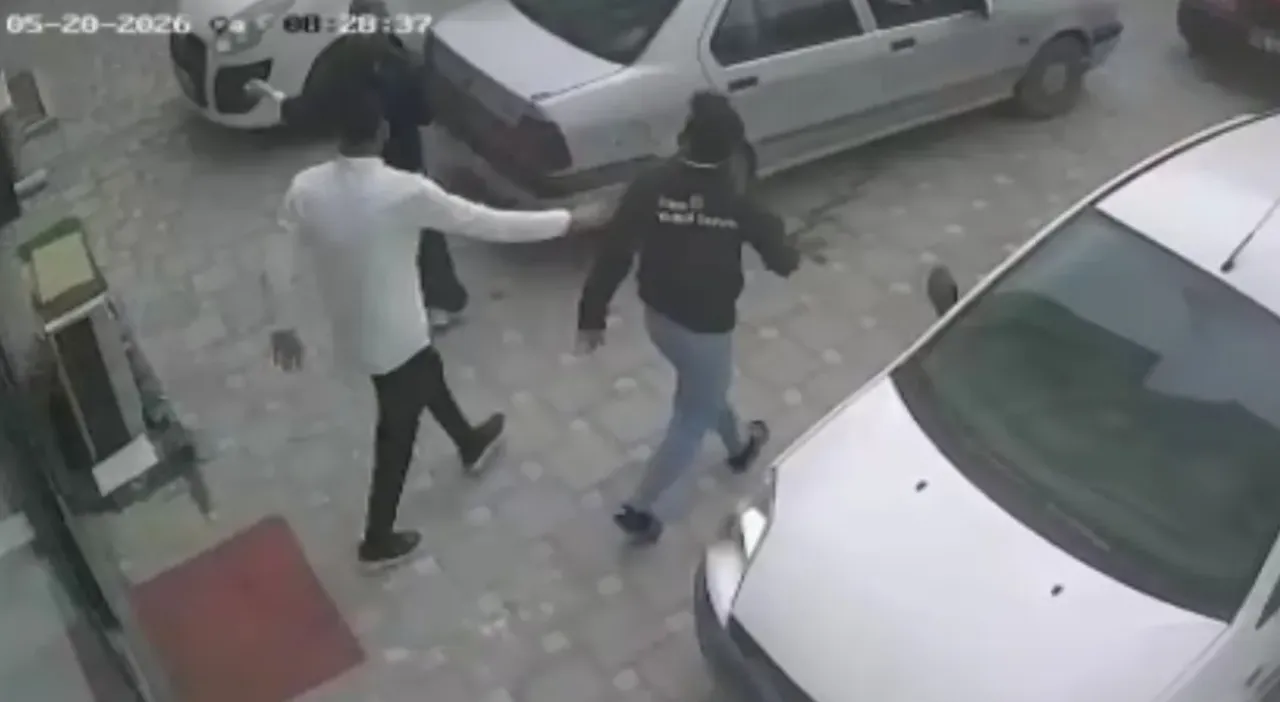 Malatyada korkutan deprem kamerada! Kimi kaçtı, kimi çalışmaya devam etti