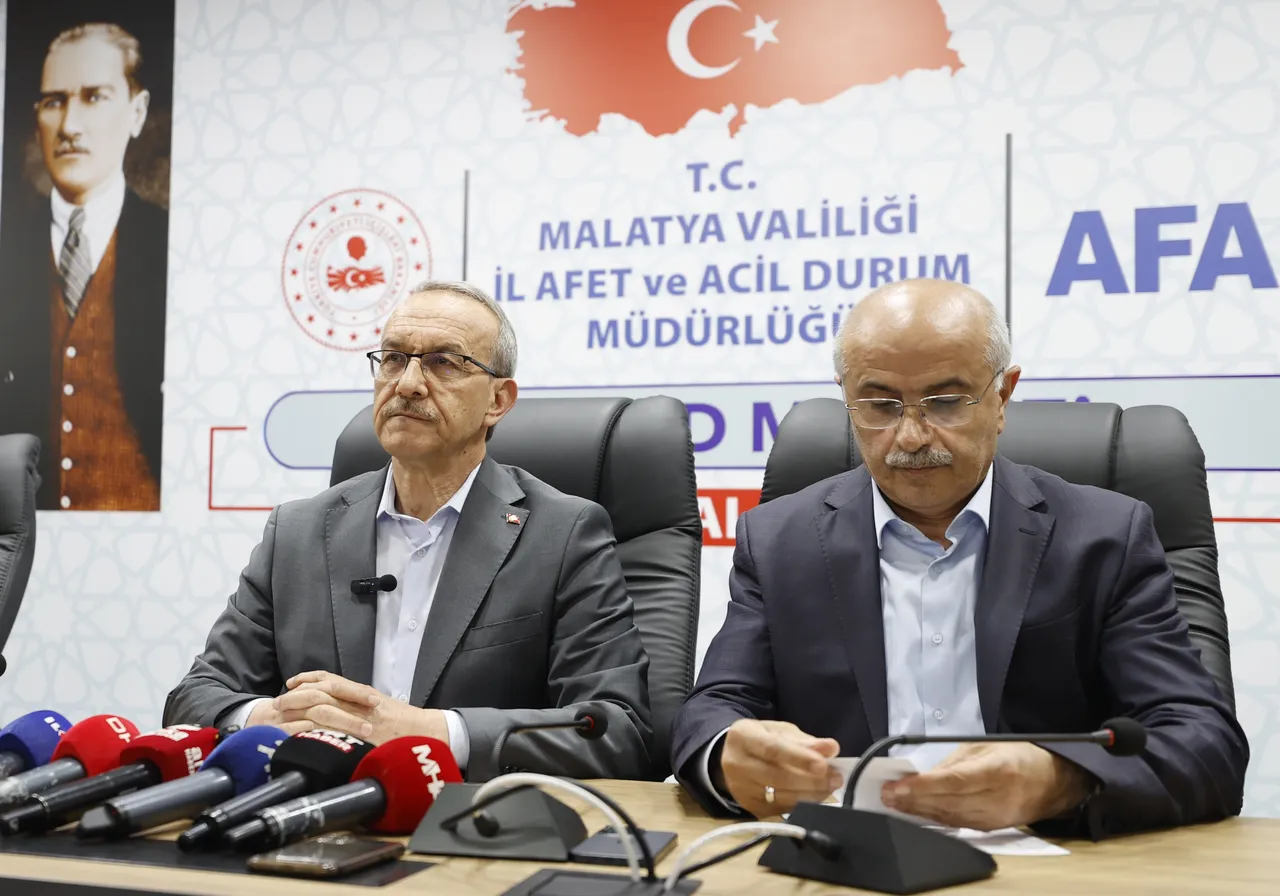 Malatya Valisi Seddar Yavuz (solda), AFAD İl Müdürlüğü'nde gerçekleştirilen Afet Koordinasyon Toplantısı sonrası basın mensuplarına açıklamada bulundu.