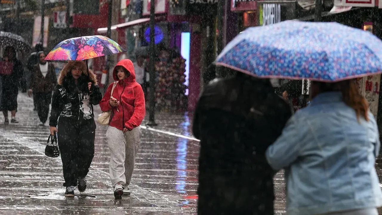 Meteoroloji saat verdi: İstanbul için gök gürültülü sağanak uyarısı! 