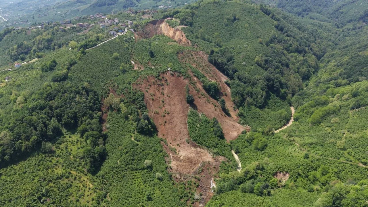 Mezarlar, yollar kayboldu, dağ aşağı kaydı! Ordu’da heyelan sonrası korkutan görüntü