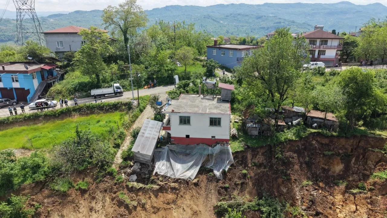 Mezarlar, yollar kayboldu, dağ aşağı kaydı! Ordu’da heyelan sonrası korkutan görüntü
