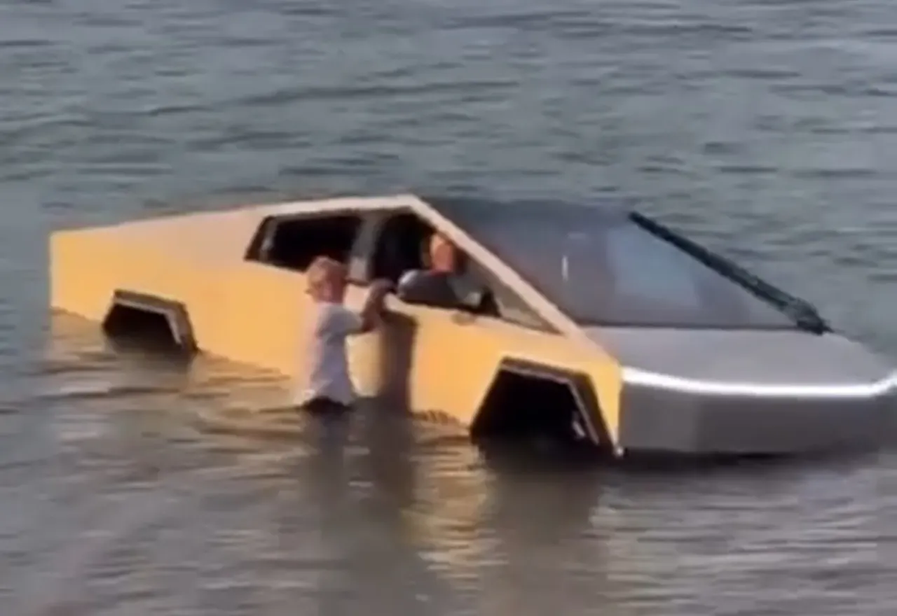 Muskın tekne gibi yüzebilir iddiası pahalıya patladı! Teslanın su özelliği çalışmadı, sürücü gözaltında
