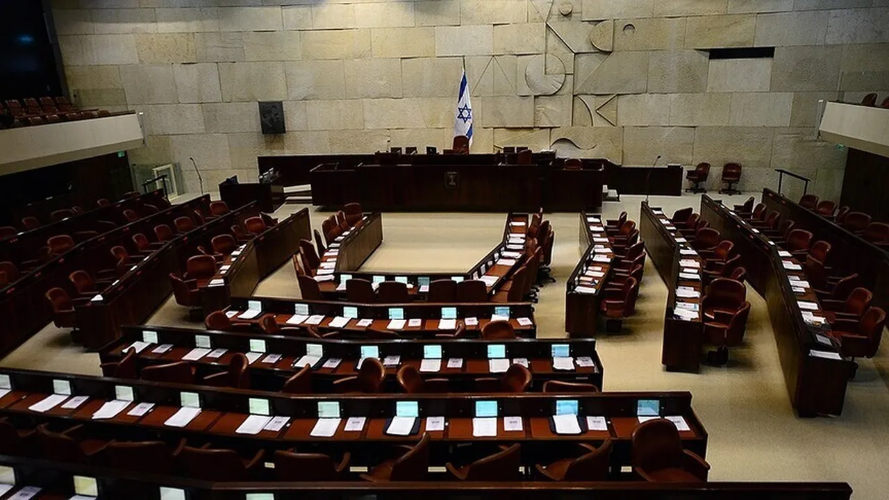 İsrail Meclisi Knesset, bugün Meclis'in feshedilmesine ilişkin 13’ten fazla önergeyi görüşmek üzere olağanüstü gündemle toplandı.