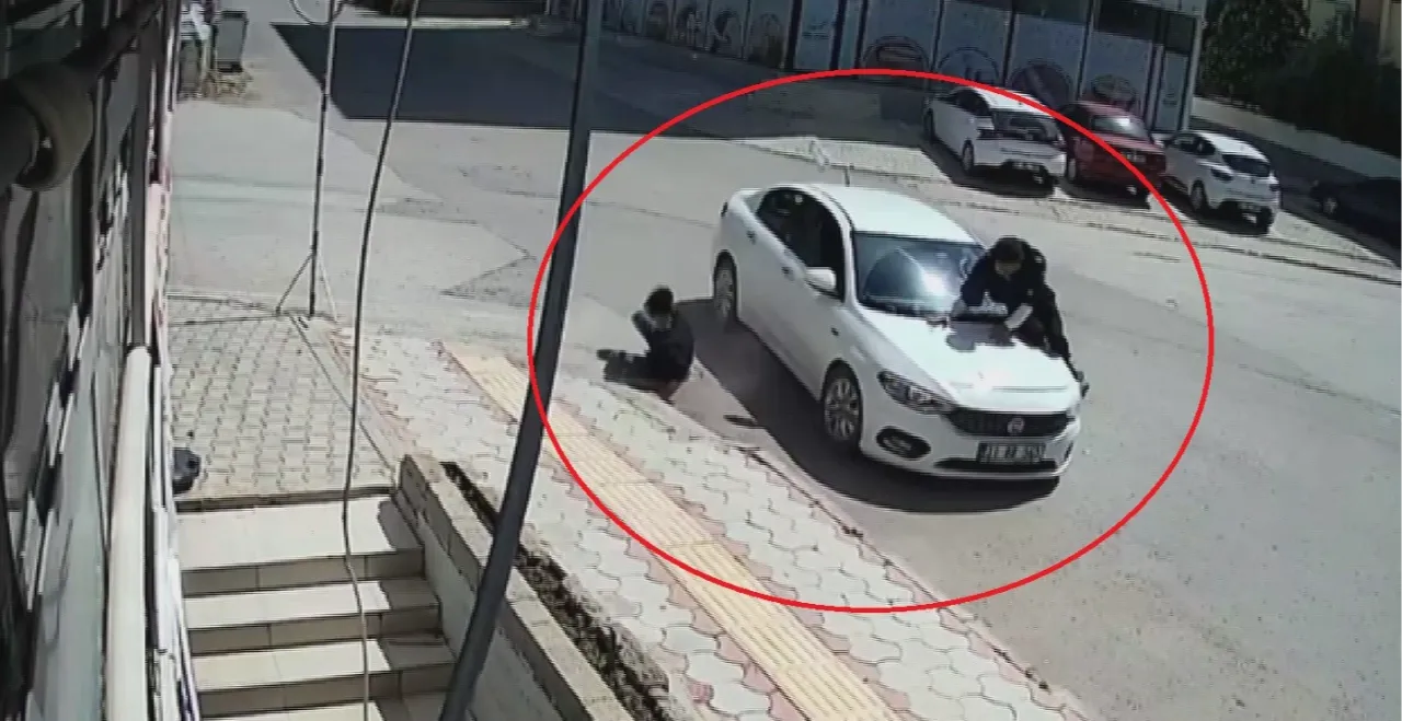 Otomobile ok gibi saplandı! Çarpışmanın şiddetiyle havaya uçtukları anlar kamerada