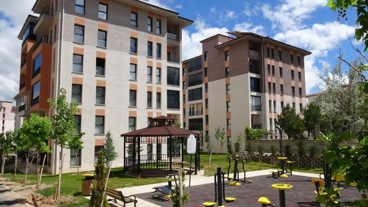 Site parkında korkunç olay! 18 yaşındaki kızın cansız bedeni bulundu