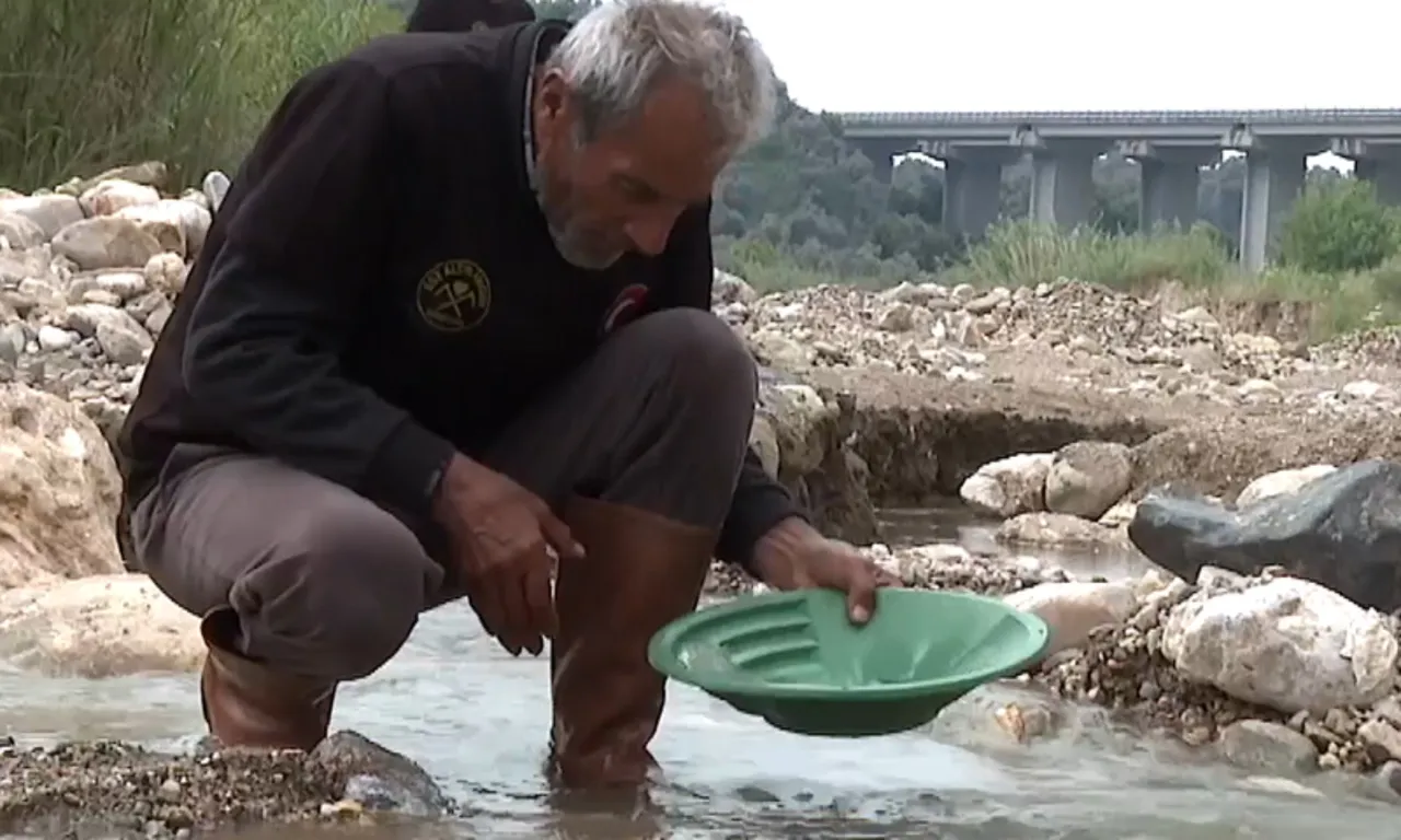 Su aktıkça altın geliyor! Bin bir emekle topluyorlar, günde 5 gram bulan bile çıkıyor