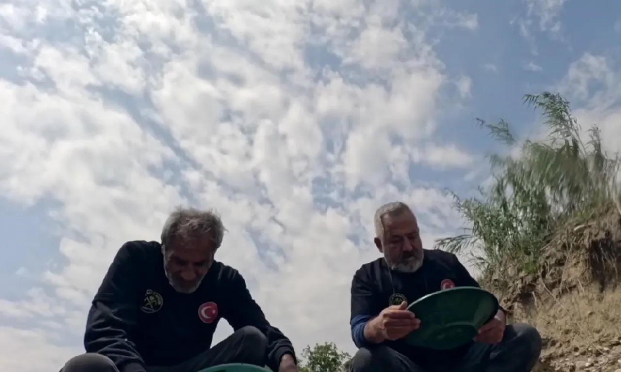 Su aktıkça altın geliyor! Bin bir emekle topluyorlar, günde 5 gram bulan bile çıkıyor