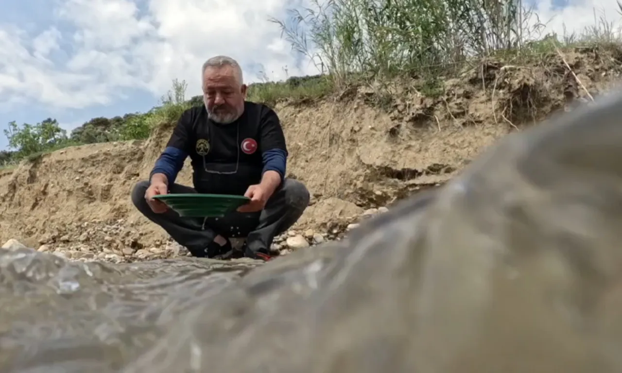 Su aktıkça altın geliyor! Bin bir emekle topluyorlar, günde 5 gram bulan bile çıkıyor