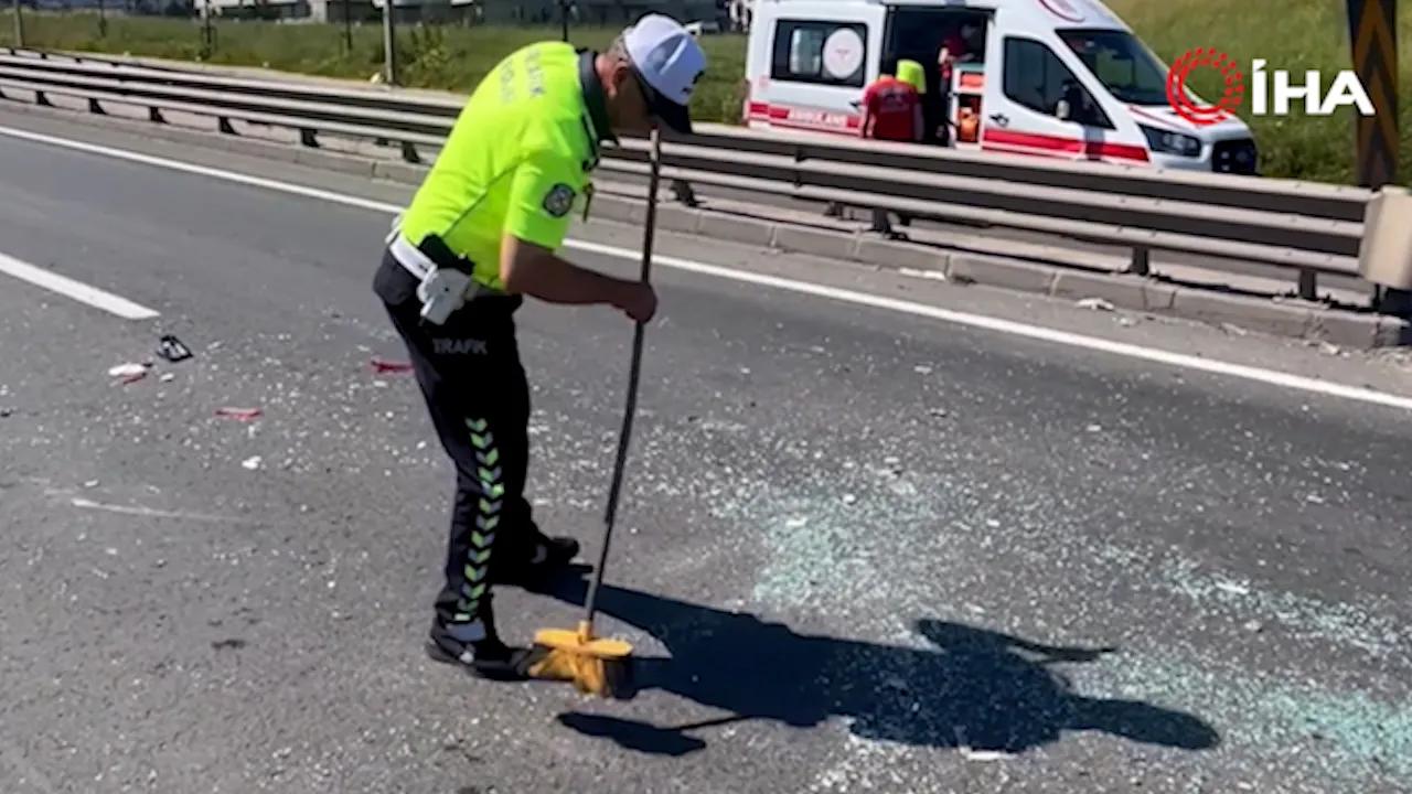 Tekirdağ'da trafik polisinden alkışlanacak hareket! Eline süpürgeyi alıp yolu temizledi!